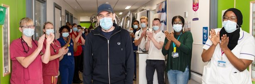 Andrew Watts (40) gilt als kränkster Corona-Patient aller Zeiten – jetzt hat er die Klinik nach fast einem Jahr verlassen.