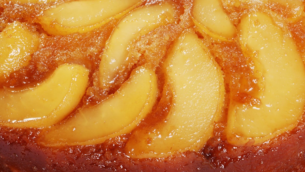 Süd, saftig, fruchtig: Wer in diesen leckeren Upside-Down-Kuchen mit Pfirsichen nicht hineinbeißen will, ist selbst schuld... und das Rezept ist so simpel!