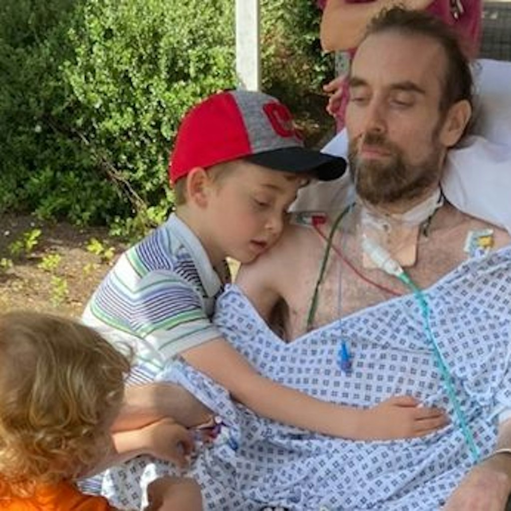 Andrew Watts letztes Jahr nach der Wiedervereinigung mit seinen Söhnen Jack (6) und Joshua (3).