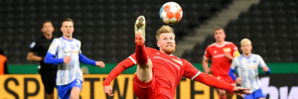 Und hoch das Bein! Unions Andreas Voglsammer bei seinem Kunstschuss zum 1:0 im Stadtderby im Pokal-Achtelfinale bei Hertha BSC. 