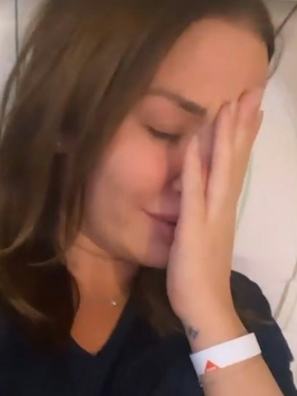 Kim Gloss bricht in Tränen aus.