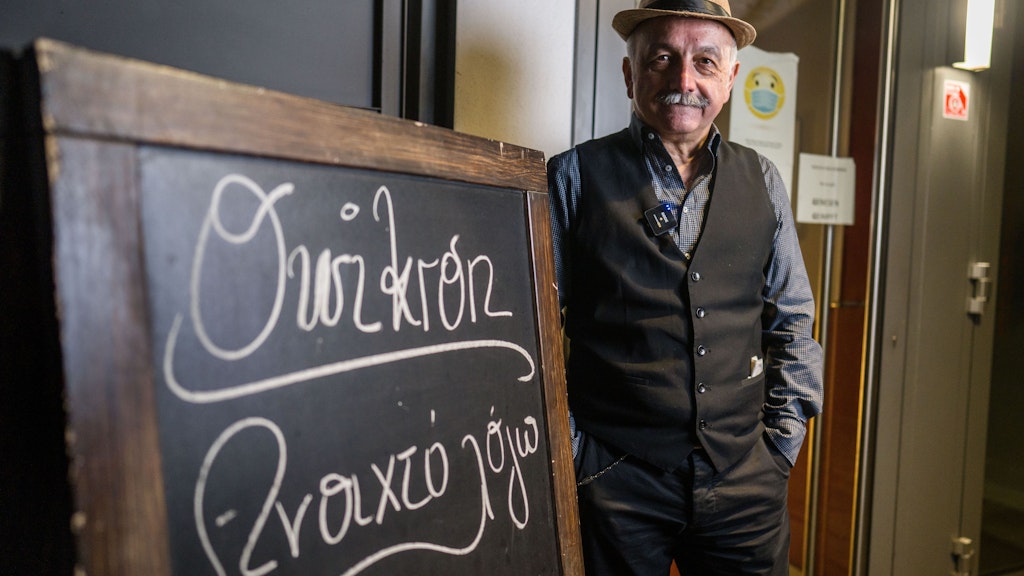 Kostas Tsapakidis steht am Abend am Eingang zu seinem griechischen Restaurant