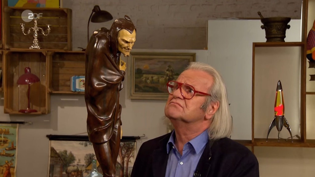 „Bares für Rares“-Experte begutachtet die Mephisto-Skulptur ganz genau.
