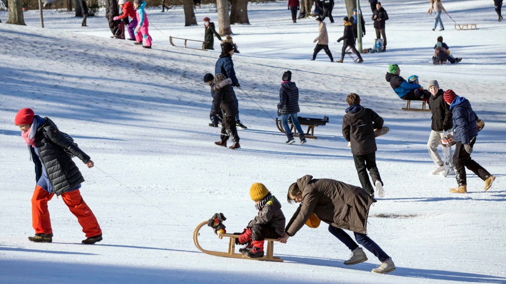 Berliner haben Spaß beim Rodeln im Berliner Viktoriapark. 