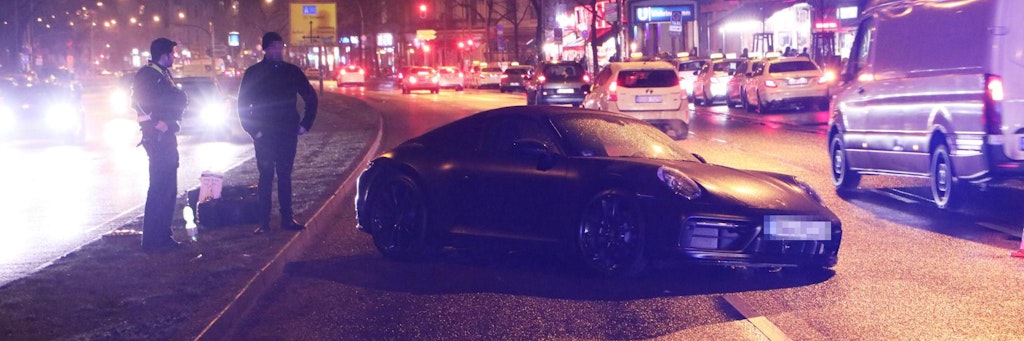 Gegen Mitternacht verlor der Fahrer eines Porsche Targa 4S die Kontrolle über seinen Wagen.