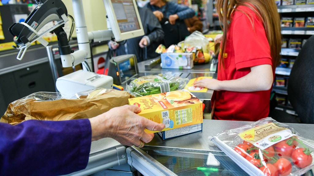 Das Scannen der Artikel dauert nicht so lange wie gedacht - schwieriger ist an der Supermarkt-Kasse der Bezahlvorgang.