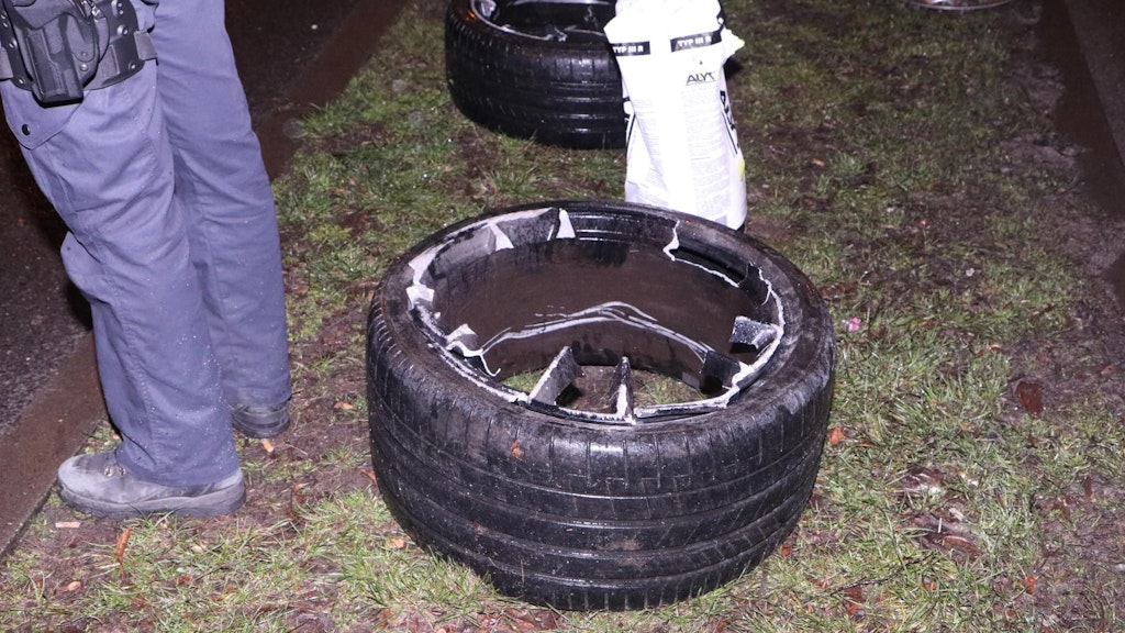 Die beiden abgerissenen Räder des Porsche.
