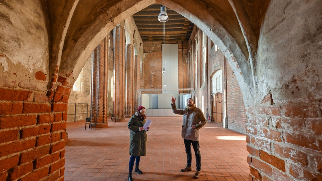 Christin Neujahr, Sprecherin der Stadt Angermünde und Klemens Reimann, Stadtsanierer, stehen in der mittelalterlichen Klosterkirche.