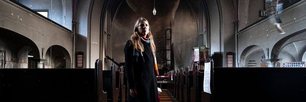 Pfarrerin Almut Bellmann steht in der Paul-Gerhardt-Kirche in Berlin-Prenzlauer Berg. In der Kirche hatte am Donnerstag der Altar gebrannt.