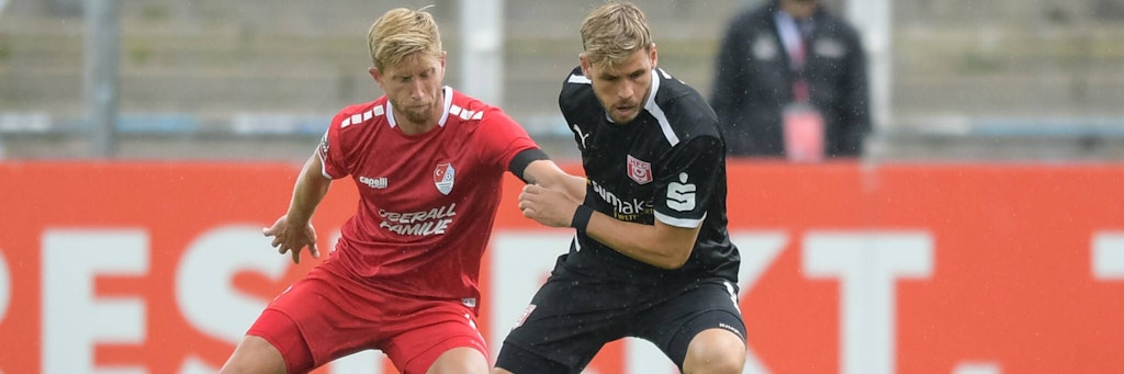 Sebastian Hertner (l.) – hier für Türkgücü im Duell mit Halles Justin Eilers – freut sich auf die Herausforderung beim BFC Dynamo.