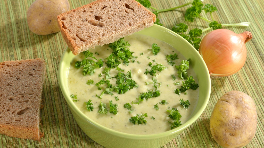 Zwiebel, Kartoffel und Kassler machen die Suppe richtig deftig.