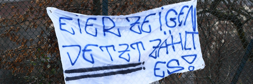 Herthas Fans hingen Protest-Plakate auf und jetzt störten sie das Geheimtraining vor dem Bayern-Spiel. 
