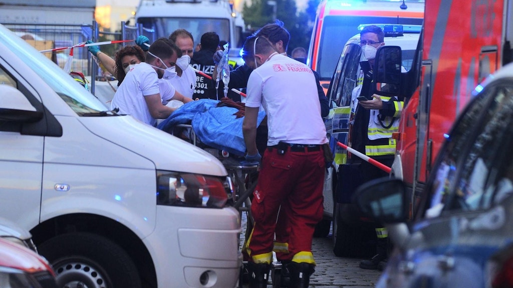 Das schwer verletzte Opfer wird in den Rettungswagen gebracht.