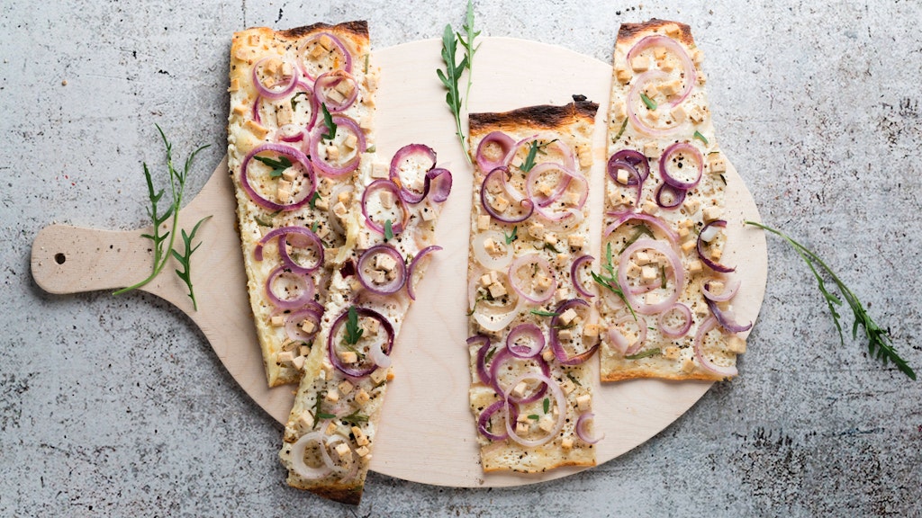 Flammkuchen ist ein echter Klassiker - und schmeckt auch ohne Teig-Boden.