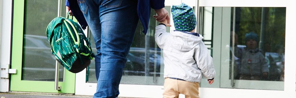 Berlin: Ein Kind und seine Mutter gehen zum Eingang einer Kita. Eltern dürfen ab sofort nur noch in Ausnahmefällen die Kitas betreten.