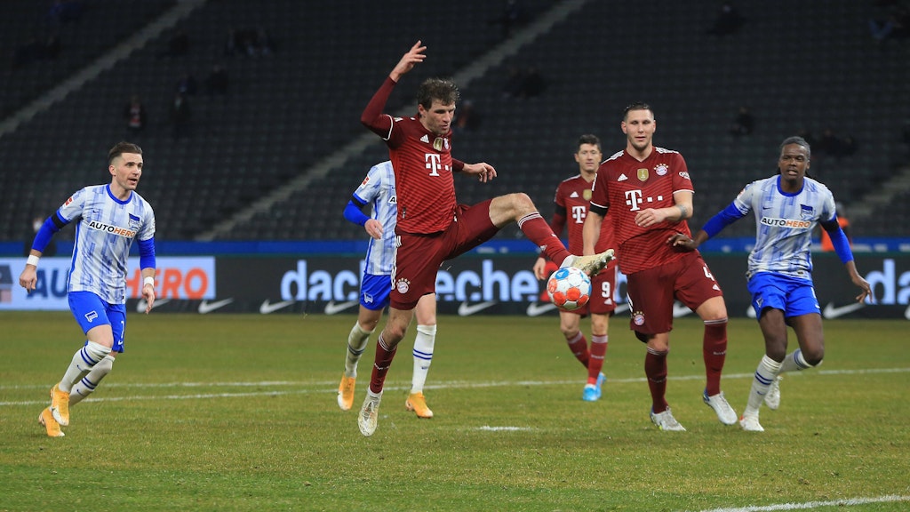 Weit und breit kein Herthaner zu sehen: Bayerns Thomas Müller darf zum 0:2 einschieben.