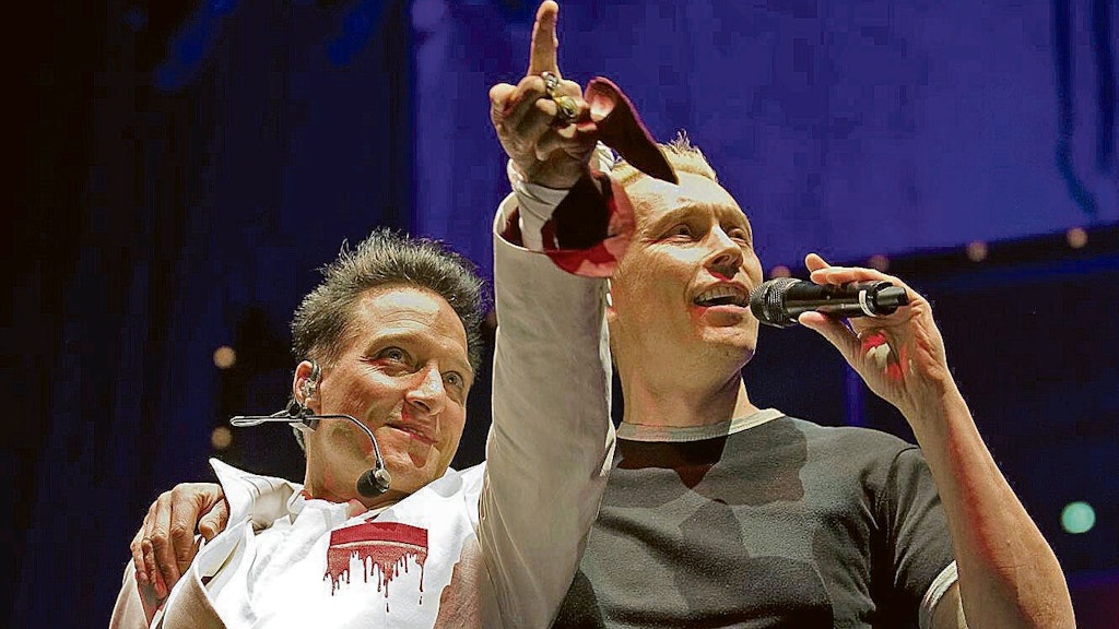 Bela B. (l) und Farin Urlaub von der Punkrock-Band Die Ärzte singen.
