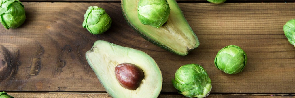 Rosenkohl und Avocado passen ganz hervorragend zusammen. Vor allem in diesem Rezept.