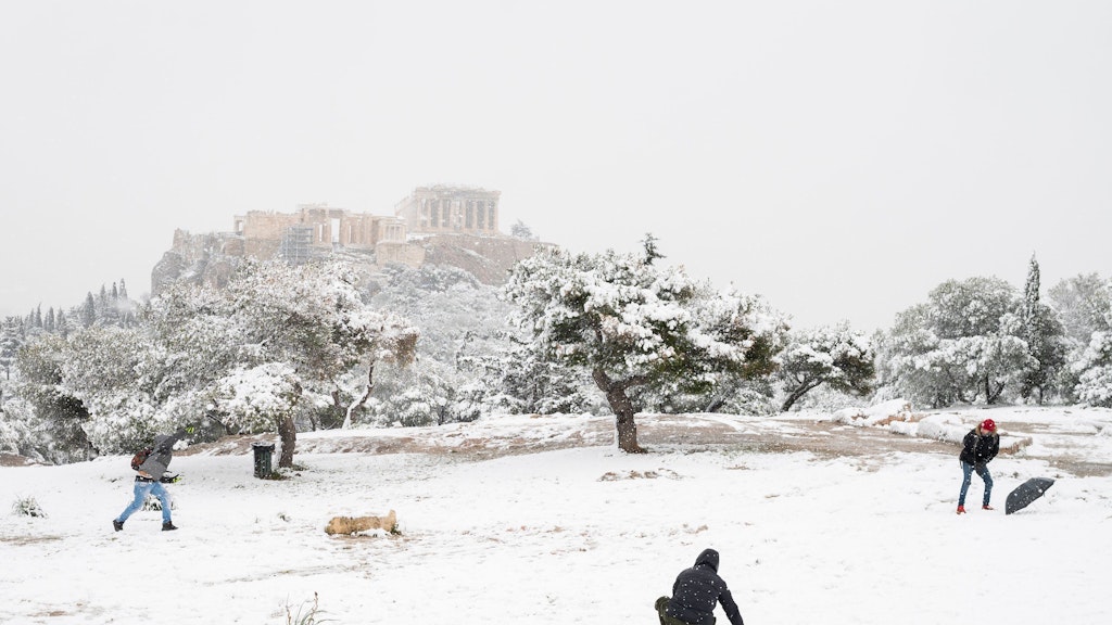 Auch das gibt es nicht oft: eine Schneeballschlacht vor dem Hügel mit der Akropolis in Athen.