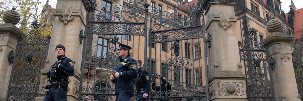 Polizisten vor dem Residenzschloss in Dresden – nach dem Juwelendiebstahl im Grünen Gewölbe