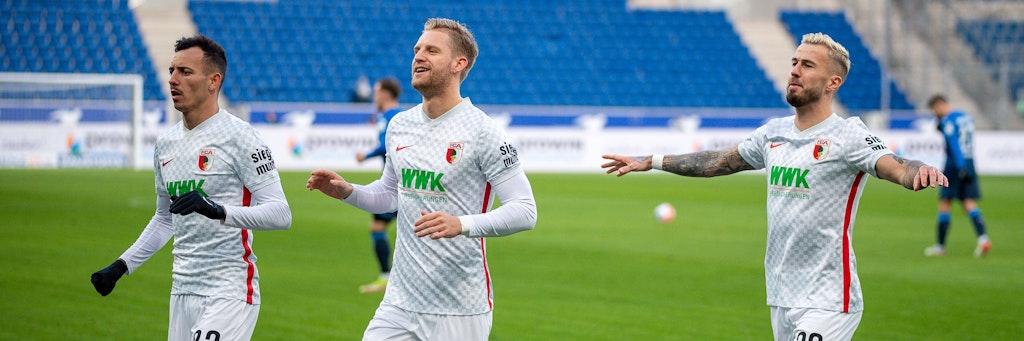 Hertha-Leihgabe Arne Maier (M.) hat beim FC Augsburg viel zu lachen und manchmal auch Grund zum Tanzen. 