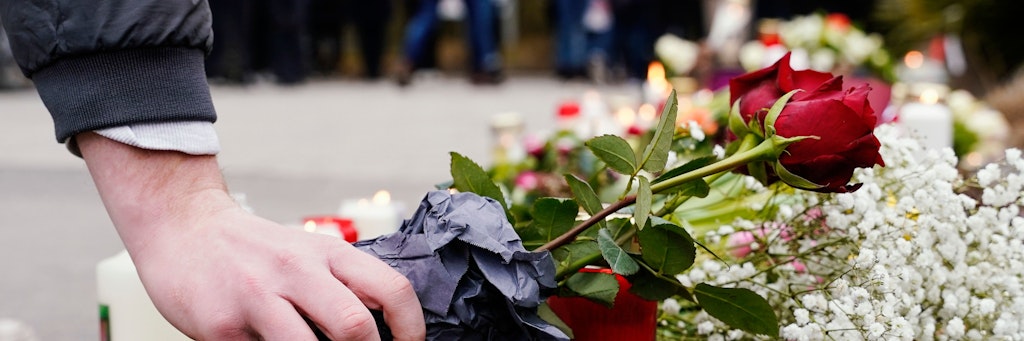 In der Nähe des Tatortes in Heidelberg werden Blumen abgelegt. 