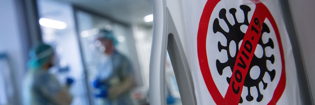 Ein Symbol auf der Intensivstation für Corona-Patienten am Sana Klinikum Offenbach weist auf den Covid-Bereich hin. Das Infektionsrisiko ist durch Omikron gerade extrem hoch.