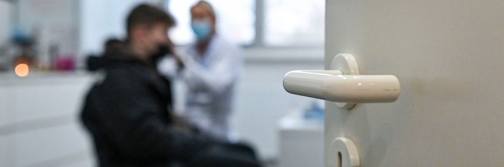 Die Reinickendorfer Ärztin bei der Behandlung eines Patienten.