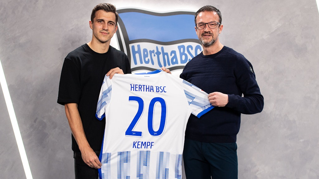 Marc Oliver Kempf neben Manager Fredi Bobic (r.). Herthas neuer Verteidiger trägt bei den Blau-Weißen künftig die Nummer 20. 