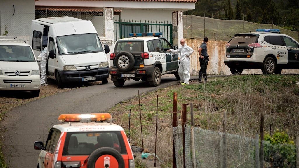 Polizisten und Mitglieder der Guardia Civil stehen bei einer Suchaktion in einer Straße, die zu der Höhle führt, in der Sylvia und ihr Sohn Jakob sterben müssten.