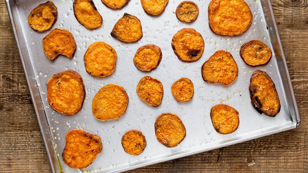 Auf dem Blech im Ofen werden die selbstgemachten Chips richtig knusprig.
