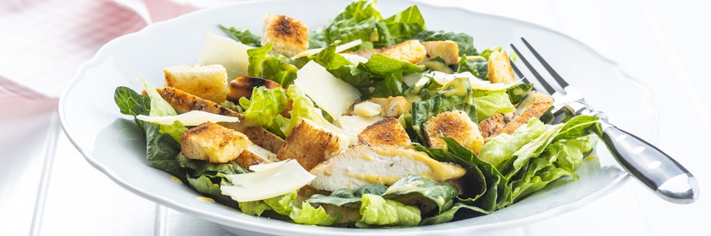 Ein Salat soll im besten Fall gesund und lecker sein. Oft macht man ihn aber unbewusst zur wahren Kalorien-Bombe.