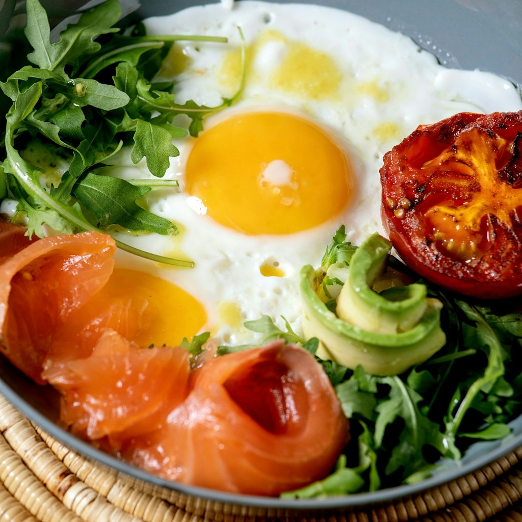 Ei, Lachs und Avocado sind eindeutig zu viele Proteinquellen für einen Salat.