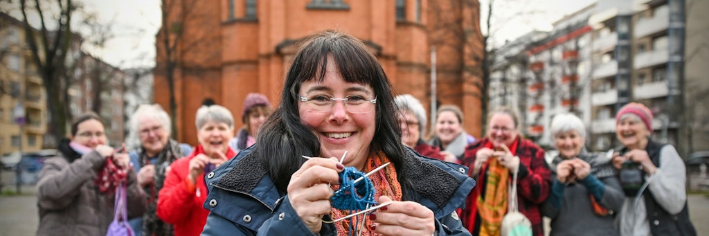 In Berlin wird mit gespendeten Wollresten für Obdachlose gestrickt. Helfen Wolle(n) heißt das Projekt. 