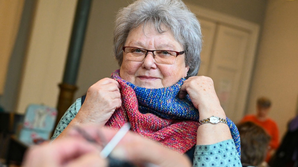 Ursula mit ihrem Schal.