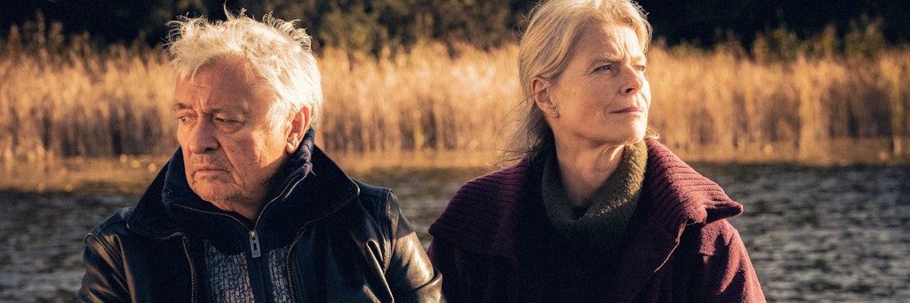 Arthur (Henry Hübchen) und Elsa (Corinna Kirchhoff) wollen ihr Haus am See entrümpeln, denn es soll verkauft werden. Der demenzkranke Arthur will das aber nicht. 