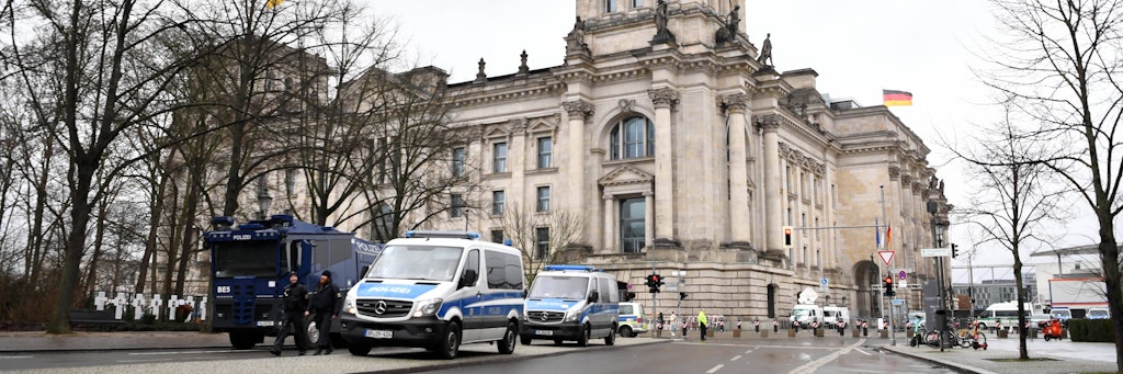 Polizei vor dem Reichstag.