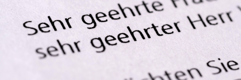 Die Grußformel „Sehr geehrte Frau, sehr geehrter Herr“ steht als Anrede auf einem Geschäftsbrief einer Bank. Das kann als diskriminierend aufgefasst werden.