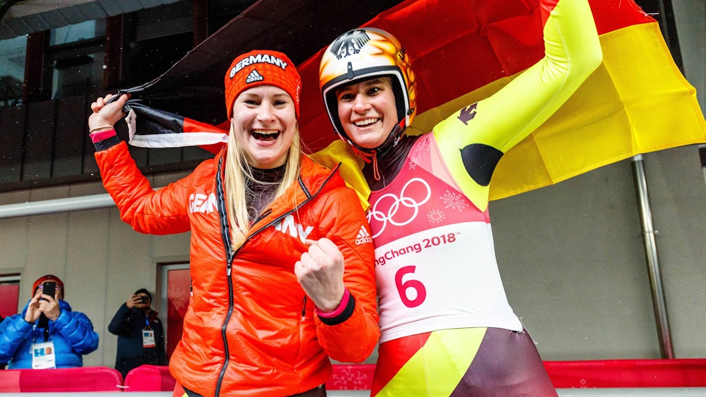Natalie Geisenberger (l.) und Dajana Eitberger räumten 2018 ab, feierten ihren Doppel-Erfolg im Eiskanal ausgelassen. 