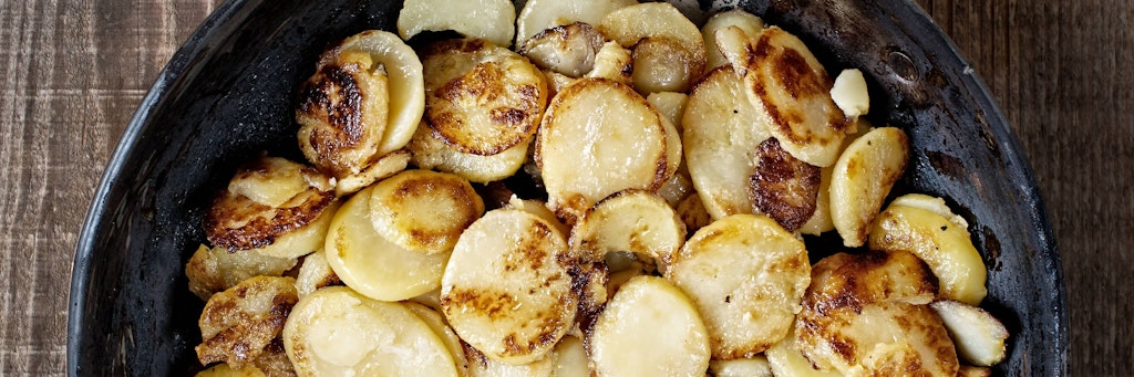 Für richtig leckere Bratkartoffeln braucht es nicht Unmengen an ungesundem Fett.