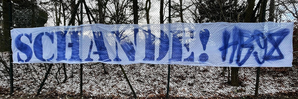 Herthas Fans hingen Protest-Plakate auf. Legitim. Doch dann folgte der Platzsturm beim Geheimtraining vor dem Bayern-Spiel.