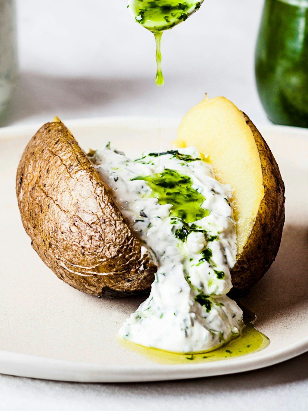 Traditionell werden Folienkartoffeln mit Kräuterquark serviert. Wie das geht, erfahren Sie in diesem Rezept.