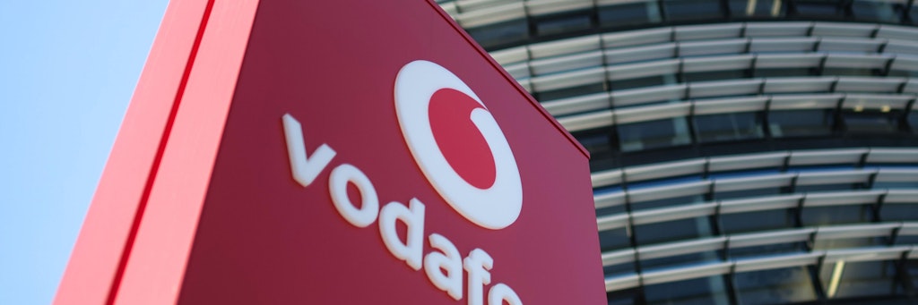 Das Vodafone-Logo steht vor der Vodafone-Deutschland-Zentrale.
