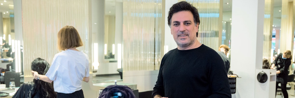 Shan Rahimkhan, Promi-Friseur aus Berlin, steht in seinem Salon. Hat eine Frau die gleiche Frisur wie ein Mann, zahlt sie im Friseursalon oft trotzdem mehr. Aber warum eigentlich? Er macht das jetzt anders.