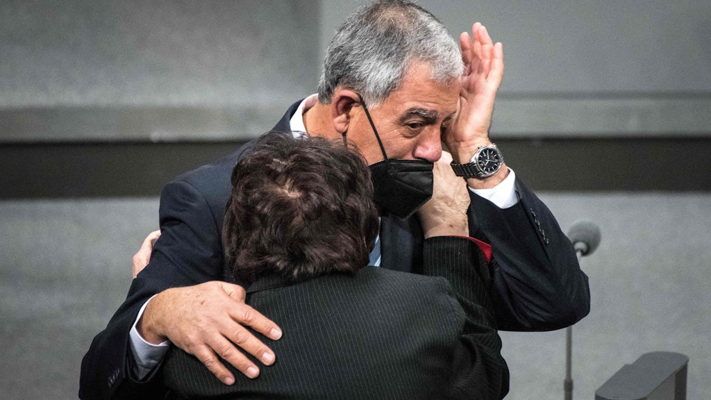 Inge Auerbacher tröstete Israels Parlamentspräsident Mickey Levy.