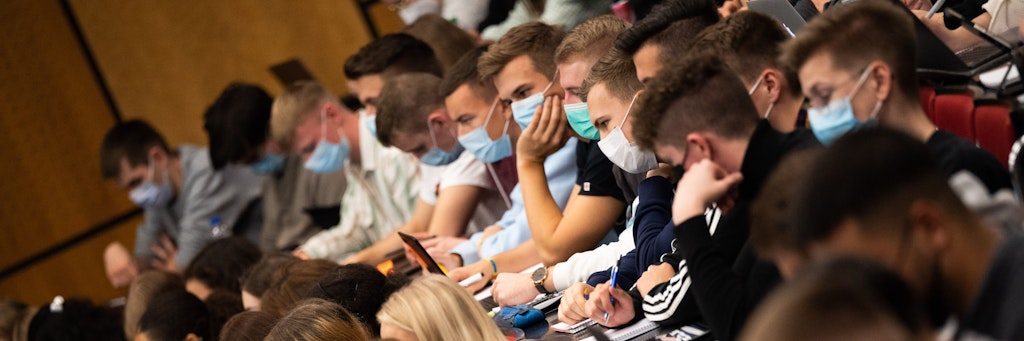 Studenten an ostdeutschen Universitäten zieht es nach dem Examen Richtung Westen.
