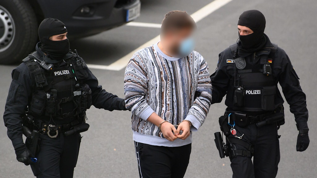 Ein verdächtiger Mann (M.) im Fall um den Kunstdiebstahl im Grünen Gewölbe wird von Polizisten in das Gebäude des Oberlandesgerichts geführt.