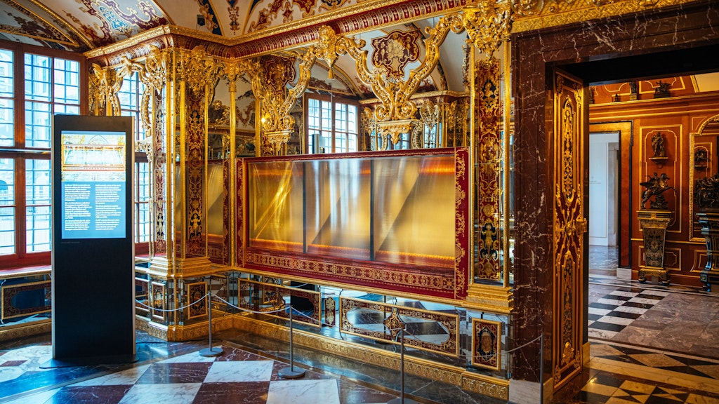 Die ausgeraubte Vitrine im Juwelenzimmer des Historischen Grünen Gewölbes im Residenzschloss in Dresden. Aus Sachsens Schatzkammermuseum Grünes Gewölbe wurden kostbare historische Juwelen gestohlen.
