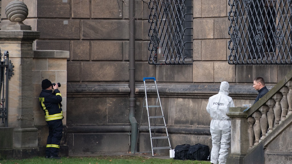 Einsatzkräfte der Polizei am Am 26. November 2019 bei der Spurensicherung am Residenzschloss in Dresden.