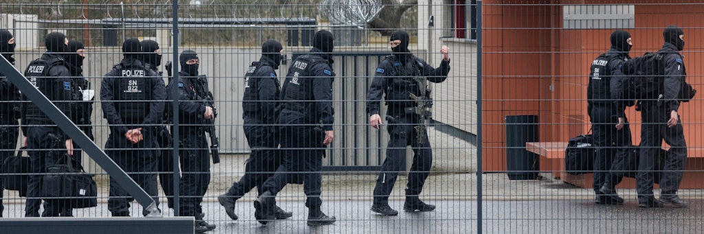 Der Prozess in Dresden begann unter Polizeischutz: Hier marschieren die Beamten vor dem Gericht auf.
